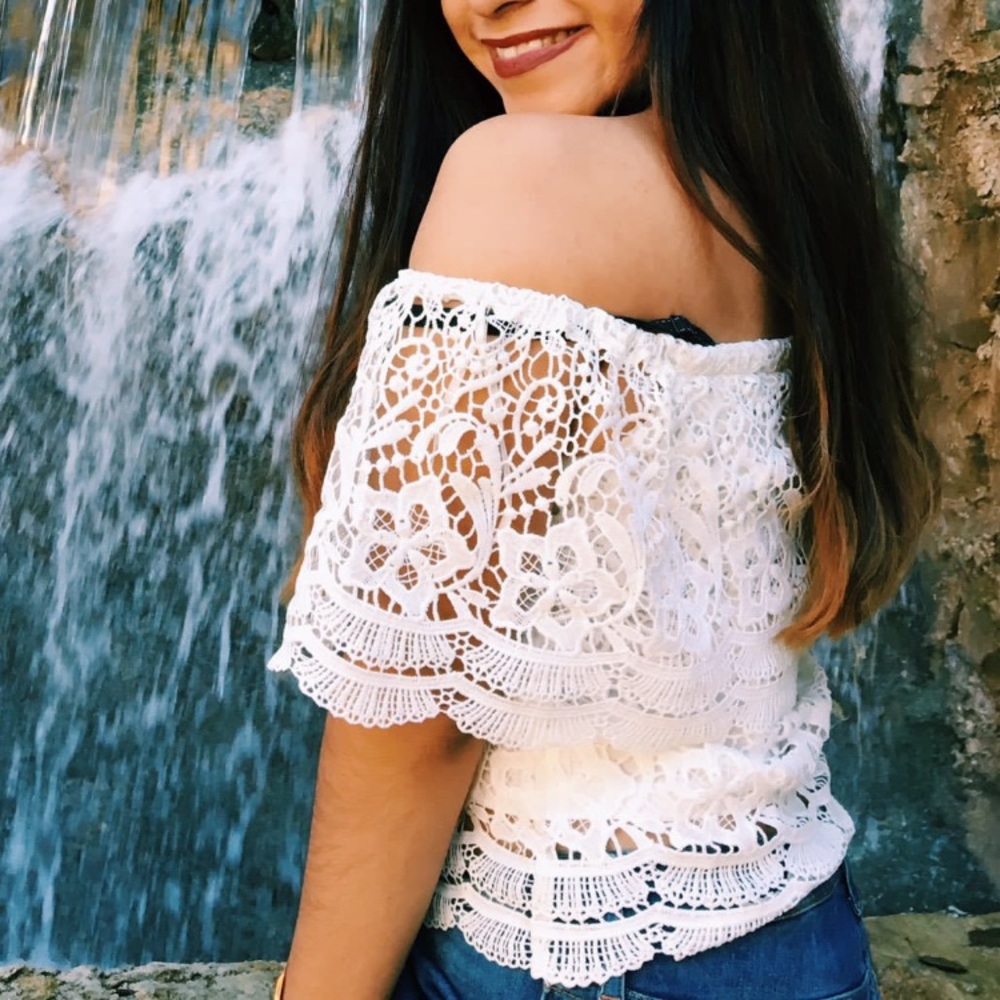White Off the shoulders top